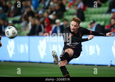 MELBOURNE, AUSTRALIE - 9 MAI : le Corey Brown du FC roar de Brisbane donne le ballon lors du match de football Hyundai A-League entre le FC Melbourne City et le FC roar de Brisbane, le 9 mai 2021 à l'AAMI Park de Melbourne, en Australie. (Photo de Dave Hewitt) Banque D'Images