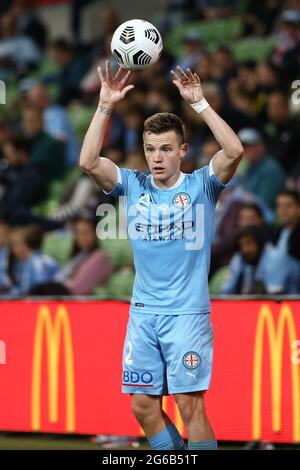 MELBOURNE, AUSTRALIE - 9 MAI : Scott Galloway, de Melbourne City, lance le ballon lors du match de football Hyundai A-League entre Melbourne City FC et Brisbane Roar FC, le 9 mai 2021, à l'AAMI Park de Melbourne, en Australie. (Photo de Dave Hewitt) Banque D'Images