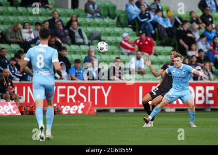 MELBOURNE, AUSTRALIE - 9 MAI : Scott Galloway, de Melbourne City, bloque Joseph Champness, de Brisbane Roar FC, lors du match de football Hyundai A-League entre Melbourne City FC et Brisbane Roar FC, le 9 mai 2021, à l'AAMI Park, à Melbourne, en Australie. (Photo de Dave Hewitt) Banque D'Images