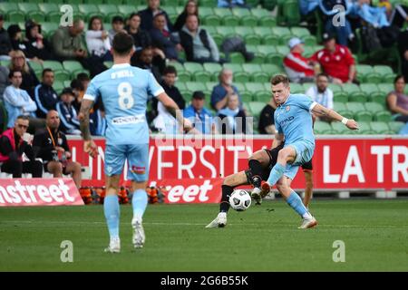 MELBOURNE, AUSTRALIE - 9 MAI : Scott Galloway, de Melbourne City, et Joseph Champness, du FC roar de Brisbane, ont donné leur coup de pied lors du match de football Hyundai A-League entre le FC Melbourne City et le FC roar de Brisbane, le 9 mai 2021, à l'AAMI Park, à Melbourne, en Australie. (Photo de Dave Hewitt) Banque D'Images