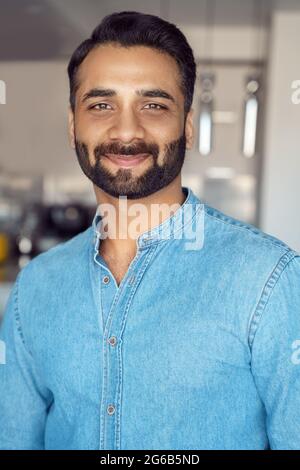 Gros plan portrait d'un homme d'affaires indien souriant à l'appareil photo sur un arrière-plan flou Banque D'Images