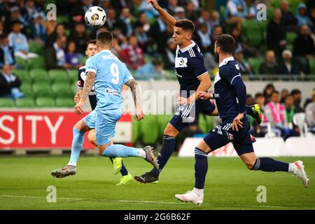 MELBOURNE, AUSTRALIE - 17 AVRIL : Jamie Maclaren, de Melbourne City, est à la tête du match de football Hyundai A-League entre le Melbourne City FC et la victoire de Melbourne le 17 avril 2021 à l'AAMI Park de Melbourne, en Australie. (Photo de Dave Hewitt) Banque D'Images