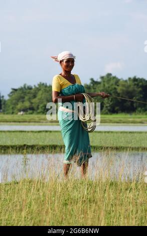 Guwahati, Guwahati, Inde. 4 juillet 2021. Une tribu Bodo garde son boeuf (invisible) dans les hautes terres pour pâturage après la pluie à Bamunsula dans le district de Baksa d'Assam Inde le dimanche 4 juillet 2021. Credit: Dasarath Deka/ZUMA Wire/Alay Live News Banque D'Images