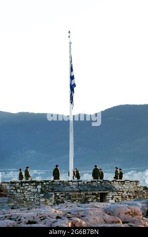 Les solders grecs saluant le drapeau grec lors de la cérémonie du drapeau du matin au sommet de l'Acropole à Athènes, Grèce. Banque D'Images