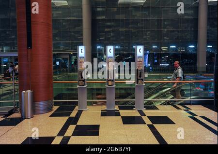 20.01.2016, Singapour, République de Singapour, Asie - téléphones publics payants à l'intérieur du terminal 3 de l'aéroport international de Changi. Banque D'Images