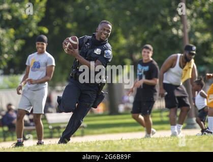 Washington, États-Unis. 05e juillet 2021. Un membre du Metropolitan police Department participe à une partie de football tactile tandis que les gens se réunissent pour célébrer le 245e jour de l'indépendance de l'Amérique dans le National Mall de Washington, DC, le dimanche 4 juillet 2021. Photo de Bonnie Cash/UPI Credit: UPI/Alay Live News Banque D'Images