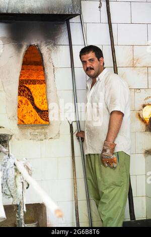 Baker à côté du four à pain, à la boulangerie dans le centre-ville, Ispahan (Espahan), province d'Ispahan, Iran, Perse, Asie occidentale, Asie Banque D'Images