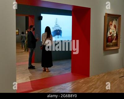 Moscou, Russie. 04e juillet 2021. Les visiteurs regardent une peinture interactive à l'exposition.« rêves de liberté. Romantisme en Russie et en Allemagne »- le plus grand projet d'exposition internationale de l'histoire de la Galerie Tretiakov consacrée à ce sujet, a été développé en coopération avec les collections d'art d'État de Dresde. C'est la première tentative à grande échelle de comparer sur une plate-forme l'art de l'ère du romantisme en Russie et en Allemagne. Crédit : SOPA Images Limited/Alamy Live News Banque D'Images