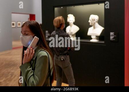 Moscou, Russie. 04e juillet 2021. Un visiteur écoute un guide audio à l'exposition.« rêves de liberté. Romantisme en Russie et en Allemagne »- le plus grand projet d'exposition internationale de l'histoire de la Galerie Tretiakov consacrée à ce sujet, a été développé en coopération avec les collections d'art d'État de Dresde. C'est la première tentative à grande échelle de comparer sur une plate-forme l'art de l'ère du romantisme en Russie et en Allemagne. Crédit : SOPA Images Limited/Alamy Live News Banque D'Images