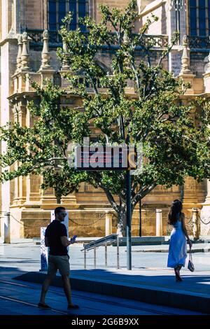 Séville Espagne 04 juillet 2021 Arrêt de tramway pour passagers dans les rues de Séville, une ville emblématique et capitale de la région andalouse, dans le Banque D'Images