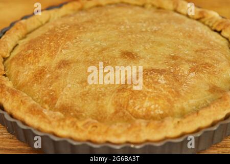 Tarte au verger suisse prête à l'emploi après la cuisson. Recette étape par étape Banque D'Images