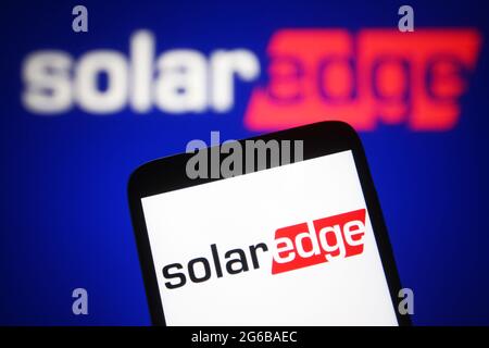 Ukraine. 04e juillet 2021. Sur cette photo, un logo SolarEdge technologies apparaît sur un smartphone et un écran de pc. (Photo de Pavlo Gonchar/SOPA Images/Sipa USA) crédit: SIPA USA/Alay Live News Banque D'Images