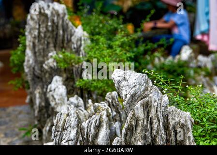 Gros plan des stalactites de rockery dans le jardin de Baomo, Guangzhou, Chine Banque D'Images