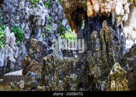 Gros plan des stalactites de rockery dans le jardin de Baomo, Guangzhou, Chine Banque D'Images