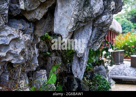 Gros plan des stalactites de rockery dans le jardin de Baomo, Guangzhou, Chine Banque D'Images