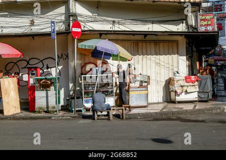 Bandung, Indonésie. 05e juillet 2021. Un homme a vu bronzer dans la rue pendant les restrictions d'urgence Covid-19 à Bandung. Le gouvernement indonésien a décidé d'imposer une restriction d'urgence entre juillet 3 et juillet 20, qui limite la mobilité du résident pour freiner la propagation du virus Covid-19. Actuellement, un certain nombre d'hôpitaux de Jakarta et Bandung sont à pleine capacité ou en surcapacité. (Photo par Algi Febri Sugita/SOPA Images/Sipa USA) crédit: SIPA USA/Alay Live News Banque D'Images