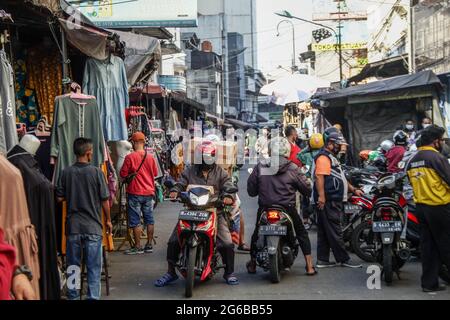 Bandung, Indonésie. 05e juillet 2021. Vue du marché traditionnel de Pasar Baru pendant les restrictions d'urgence Covid-19 à Bandung. Le gouvernement indonésien a décidé d'imposer une restriction d'urgence entre juillet 3 et juillet 20, qui limite la mobilité du résident pour freiner la propagation du virus Covid-19. Actuellement, un certain nombre d'hôpitaux de Jakarta et Bandung sont à pleine capacité ou en surcapacité. (Photo par Algi Febri Sugita/SOPA Images/Sipa USA) crédit: SIPA USA/Alay Live News Banque D'Images