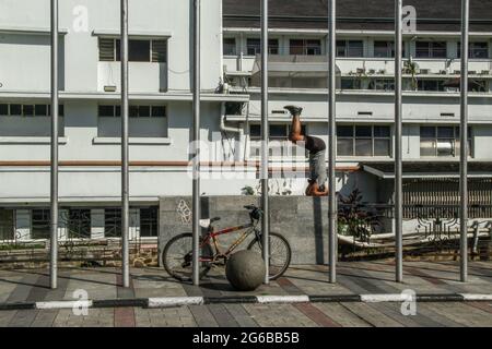 Bandung, Indonésie. 05e juillet 2021. Un homme a vu s'exercer pendant les restrictions d'urgence Covid-19 à Bandung. Le gouvernement indonésien a décidé d'imposer une restriction d'urgence entre juillet 3 et juillet 20, qui limite la mobilité du résident pour freiner la propagation du virus Covid-19. Actuellement, un certain nombre d'hôpitaux de Jakarta et Bandung sont à pleine capacité ou en surcapacité. (Photo par Algi Febri Sugita/SOPA Images/Sipa USA) crédit: SIPA USA/Alay Live News Banque D'Images