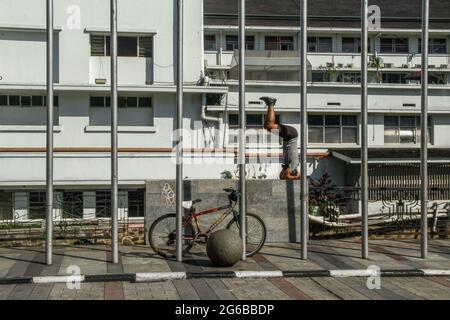 Bandung, Indonésie. 05e juillet 2021. Un homme a vu s'exercer pendant les restrictions d'urgence Covid-19 à Bandung. Le gouvernement indonésien a décidé d'imposer une restriction d'urgence entre juillet 3 et juillet 20, qui limite la mobilité du résident pour freiner la propagation du virus Covid-19. Actuellement, un certain nombre d'hôpitaux de Jakarta et Bandung sont à pleine capacité ou en surcapacité. Crédit : SOPA Images Limited/Alamy Live News Banque D'Images