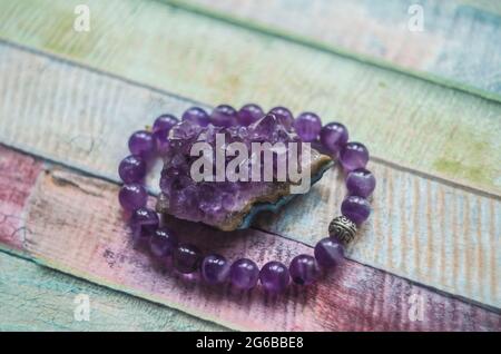 Bracelet Amethyst Druse bijoux en pierre naturelle pourpre. Photo de matériaux naturels. Banque D'Images