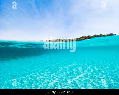 (Mise au point sélective) vue imprenable sur la mer à moitié sous-marine et le ciel à moitié bleu. Archipel de la Maddalena, Sardaigne, Italie. Banque D'Images