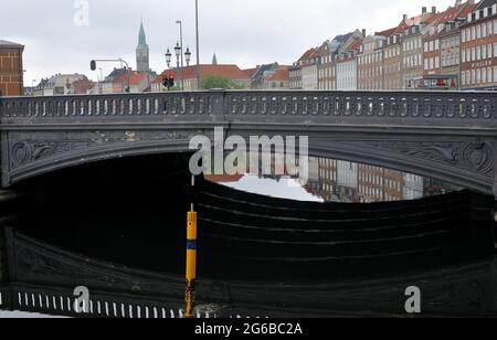 Copenhague, Danemark. 04 juillet 2021, réflexion politique des capitales dans l'eau de holmen cnal et vue de l'eau andhojbro pont au-dessus de holemen canalin danois Banque D'Images