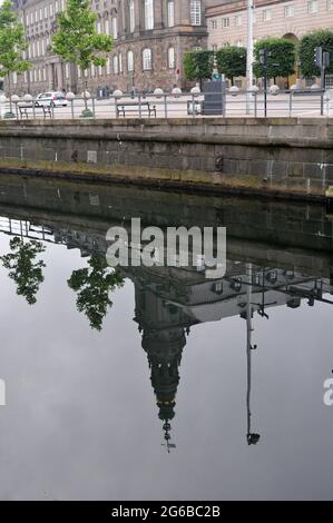 Copenhague, Danemark. 04 juillet 2021, réflexion politique des capitales dans l'eau de holmen cnal et vue de l'eau andhojbro pont au-dessus de holemen canalin danois Banque D'Images