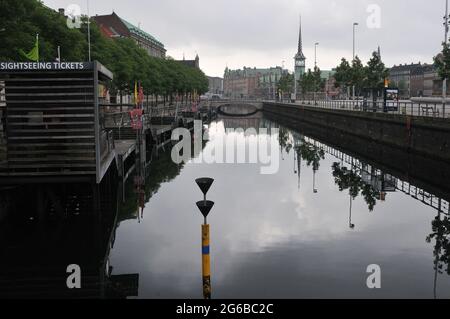 Copenhague, Danemark. 04 juillet 2021, réflexion politique des capitales dans l'eau de holmen cnal et vue de l'eau andhojbro pont au-dessus de holemen canalin danois Banque D'Images