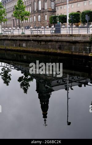 Copenhague, Danemark. 04 juillet 2021, réflexion politique des capitales dans l'eau de holmen cnal et vue de l'eau andhojbro pont au-dessus de holemen canalin danois Banque D'Images