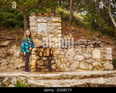 Fille debout près d'une fontaine, Scanno, l'Aquila, Abruzzes, Italie Banque D'Images
