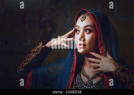 Portrait d'une femme portant un sari, Agra, Uttar Pradesh, Inde Banque D'Images