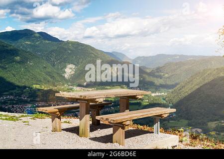 Endroit de repos avec une belle vue panoramique sur la vallée de Soca, l'un des meilleurs endroits pour le tourisme en Slovénie Banque D'Images