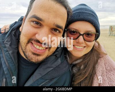 Portrait d'un couple heureux debout sur la plage, Puglia, Italie Banque D'Images