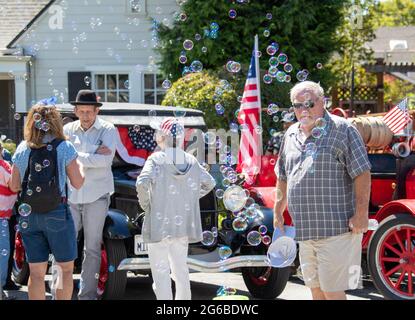 San Jose, États-Unis. 4 juillet 2021. Les gens assistent à des activités dans une rue pour célébrer la Journée de l'indépendance des États-Unis à San Jose, Californie, États-Unis, le 4 juillet 2021. Crédit: Dong Xudong/Xinhua/Alay Live News Banque D'Images