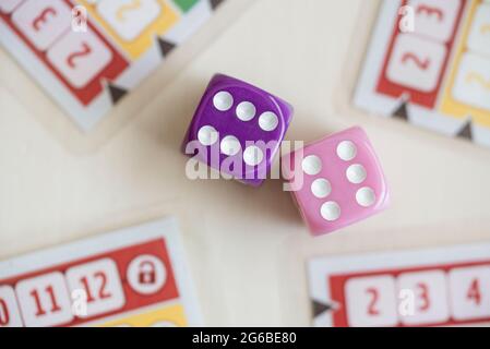 Vue de dessus d'un double six dés avec des cartes de score sur une table Banque D'Images