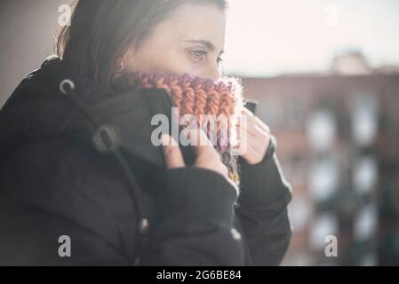 Portrait en gros plan d'une femme portant une écharpe en laine Banque D'Images