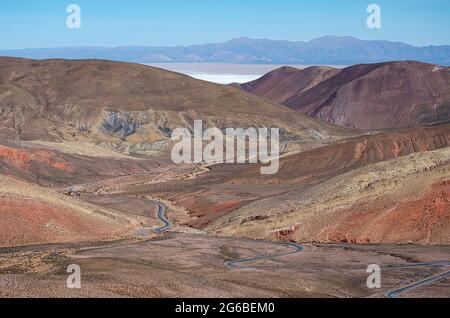 Route sinueuse à travers le paysage rural de montagne, Jujuy, Argentine Banque D'Images