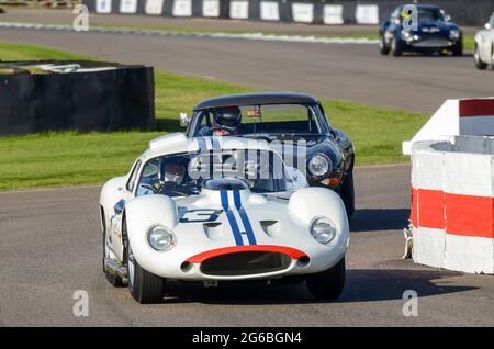 Maserati Tipo 151 classique le Mans concurrent, voiture de course vintage en compétition dans le RAC Tourist Trophy à l'événement historique de Goodwood Revival, Royaume-Uni Banque D'Images