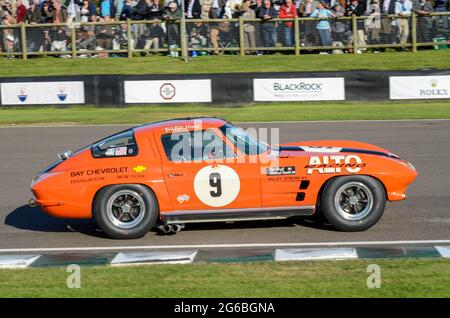 Chevrolet Corvette Sting Ray classique, voiture de course vintage en compétition dans le RAC Tourist Trophy à l'événement historique de Goodwood Revival, Royaume-Uni Banque D'Images