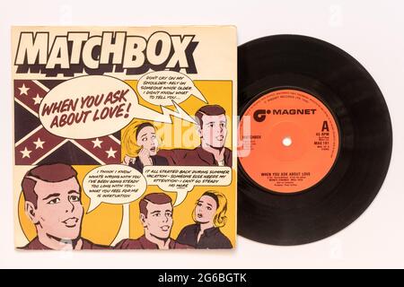 Quand vous demandez à propos de l'amour par matchbox, une photo de la 7' single vinyle 45 tr/min record dans la pochette d'image Banque D'Images