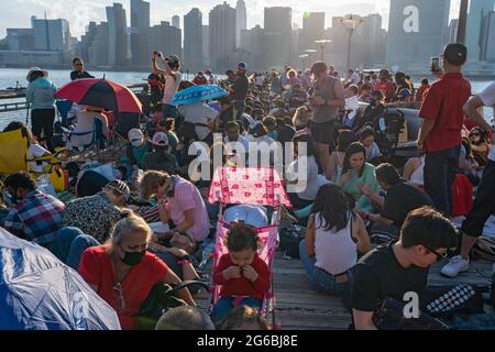 NEW YORK, NY - 04 JUILLET : les spectateurs attendent le 45e feu d'artifice annuel de Macy, le 4 juillet 2021, qui surplombe les gratte-ciel de Manhattan, sur le Gantry State Plaza de long Island City, dans le quartier Queens de New York. La célébration de cette année devrait être plus grande et plus longue, à 25 minutes, que les années précédentes. Crédit : Ron Adar/Alay Live News Banque D'Images