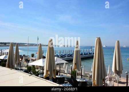 France, Cannes, les plages de cette célèbre station balnéaire sur la mer méditerranée, capitale du cinéma. Banque D'Images