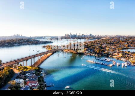 Pont de Gladesville traversant la rivière Parramatta à Sydney West - vue aérienne sur les gratte-ciel éloignés du centre-ville. Banque D'Images