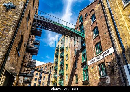 Entrepôts convertis et passerelles, St Andrews Wharf, Shad Thames, Londres, Royaume-Uni Banque D'Images