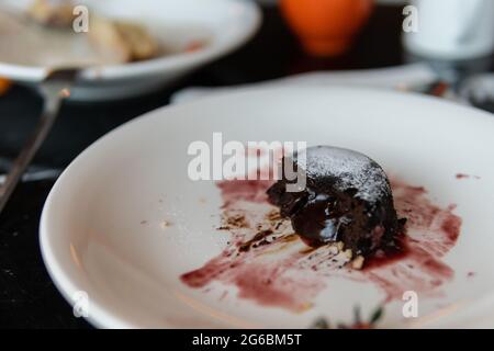 Gâteau de lave fondant au chocolat avec fraises servi sur une assiette blanche Banque D'Images
