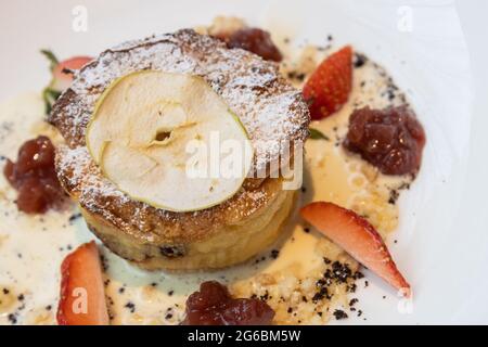 Délicieux crumble aux pommes du désert servi sur une assiette blanche Banque D'Images