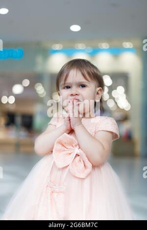 Bébé surprise, Wow. En magasin, bébé a vu peluche jouet. Banque D'Images