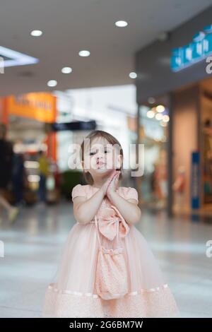 Bébé surprise, Wow. En magasin, bébé a vu peluche jouet. Banque D'Images