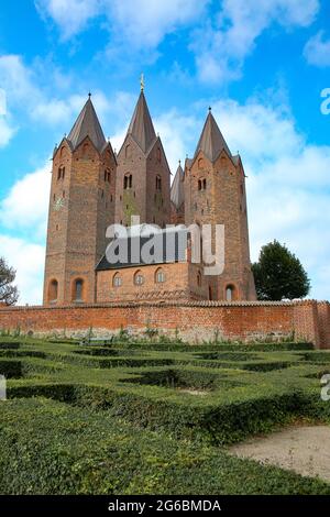 Église notre-Dame de Kalundborg, Danemark. Avec ses cinq tours distinctives, il se trouve sur une colline au-dessus du port, ce qui en fait le plus imposant de la ville Banque D'Images