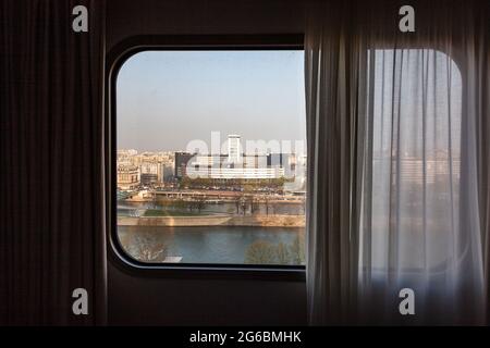 Vue depuis une chambre d'hôtel sur les bâtiments de radio France sur les rives de la Seine à Paris Banque D'Images